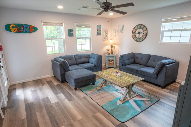 846 S Anderson Street, Angleton, TX 77515