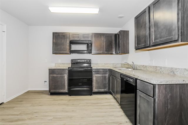 411 Brushback Drive, Huntsville, TX 77320