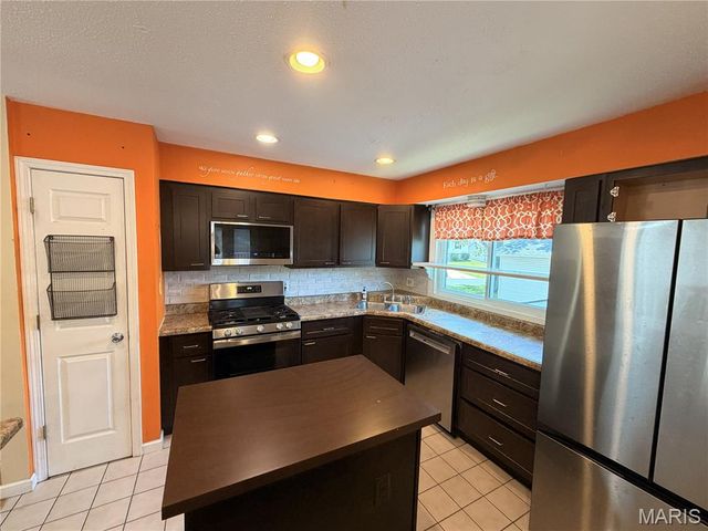1515 Shadow Lane, St Charles, MO 63303