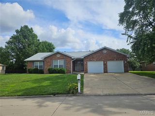 324 Lake Forest Drive, Belleville, IL 62220