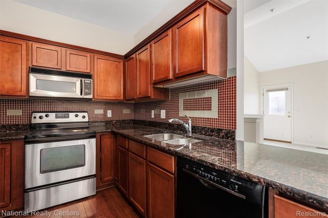 41582 Hamlet Lane 68, Novi, MI 48375