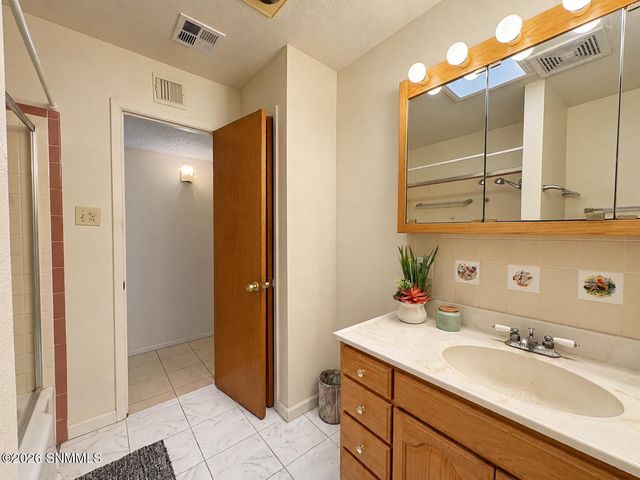 2050 Enzie Drive, Las Cruces, NM 88001