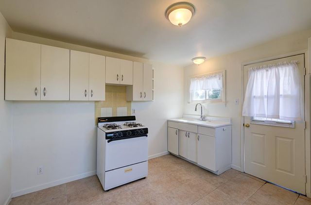 2477 S 9th Street, Fresno, CA 93725