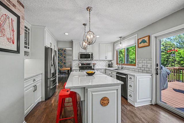 1195 Silverwood Road, Woodbury, MN 55125