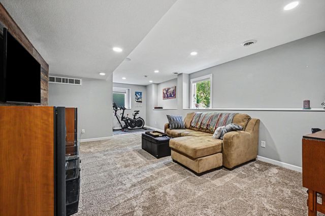 1195 Silverwood Road, Woodbury, MN 55125