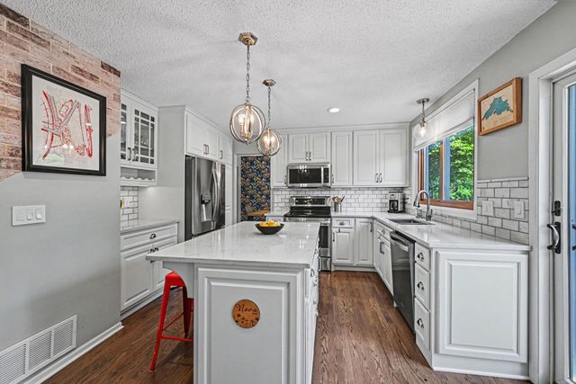 1195 Silverwood Road, Woodbury, MN 55125