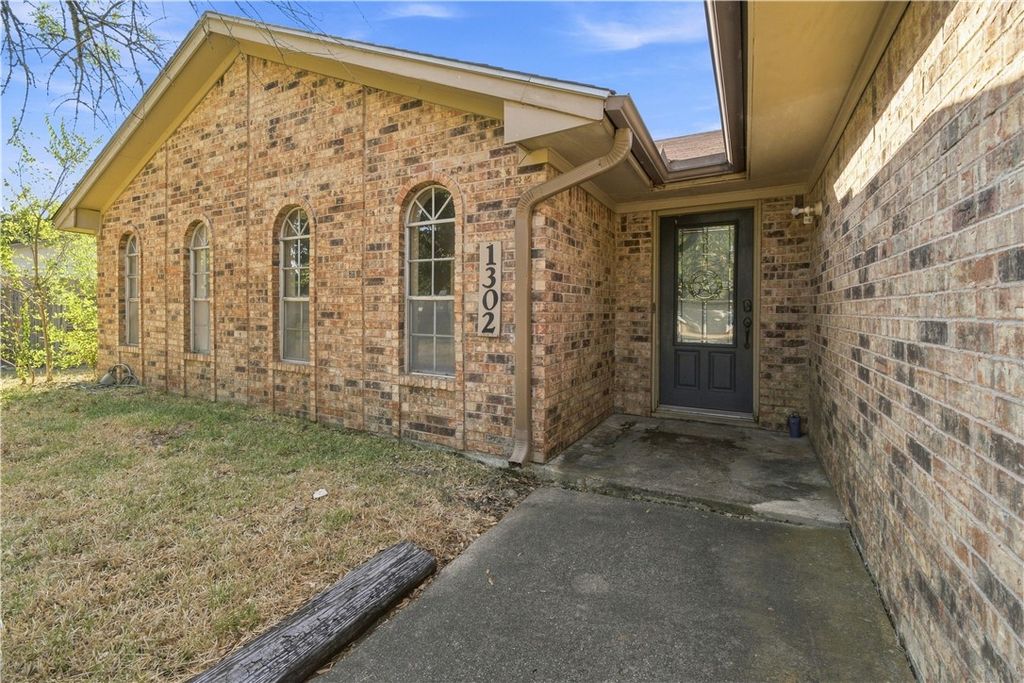 1302 Austin Avenue, College Station, TX 77845 — photo 2