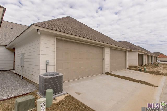 1415 Pelican Club Dr, Baton Rouge, LA 70820