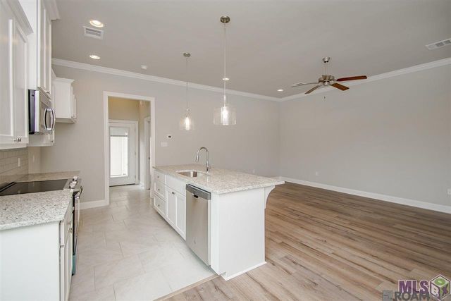 1415 Pelican Club Dr, Baton Rouge, LA 70820