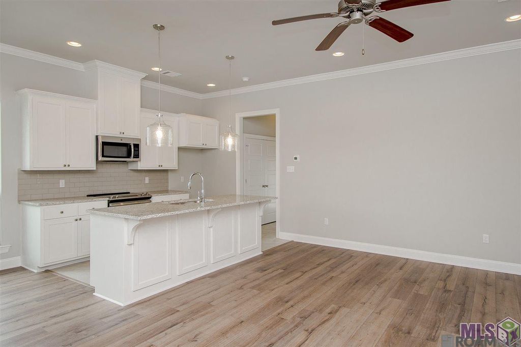 1415 Pelican Club Dr, Baton Rouge, LA 70820