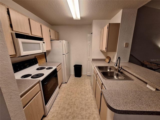 8809 MANOR LOOP 203, Bradenton, FL 34202