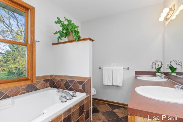 2197 Knollpoint Drive NE, Ada, MI 49301