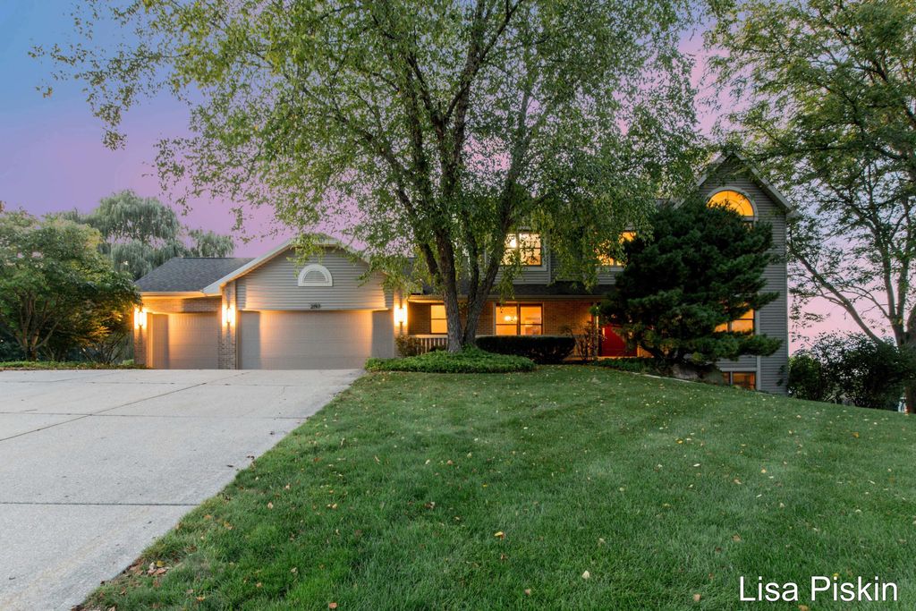 2197 Knollpoint Drive NE, Ada, MI 49301