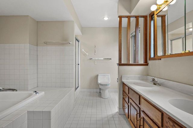 66 Oak Creek Trail, Madison, WI 53717