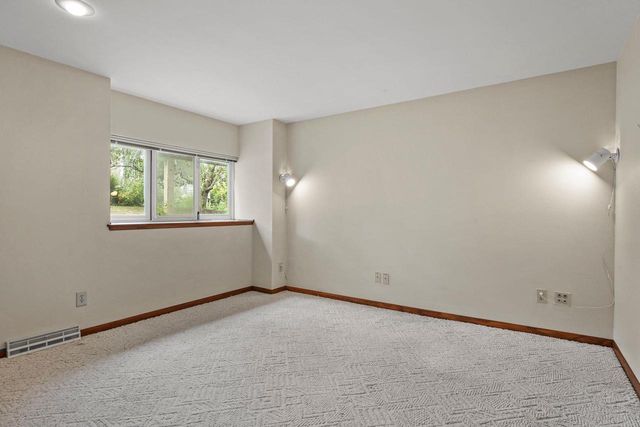 66 Oak Creek Trail, Madison, WI 53717
