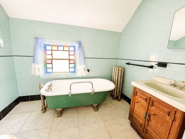2018 Pleasant St, Fall River, MA 02723