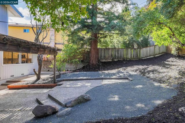 2185 Greenridge Dr, Richmond, CA 94803