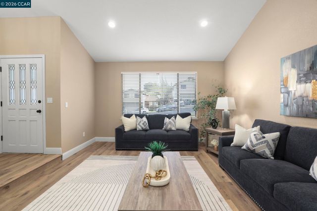 2185 Greenridge Dr, Richmond, CA 94803