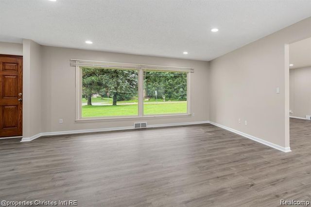 4912 S Clunbury Road, West Bloomfield, MI 48322