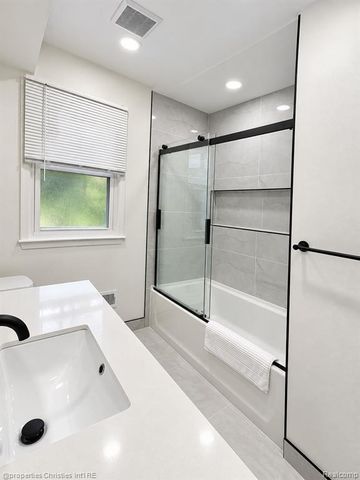 4912 S Clunbury Road, West Bloomfield, MI 48322