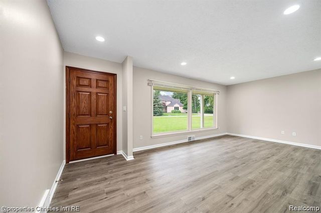 4912 S Clunbury Road, West Bloomfield, MI 48322