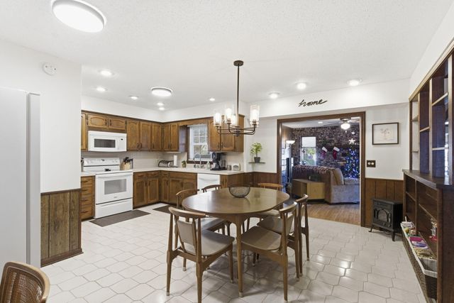 1345 E Woodgate Street, Springfield, MO 65804