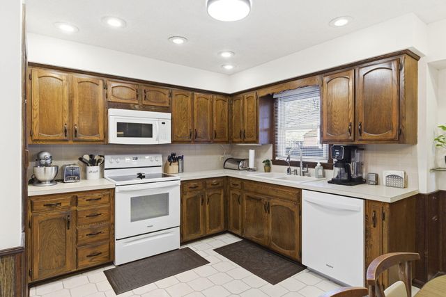 1345 E Woodgate Street, Springfield, MO 65804