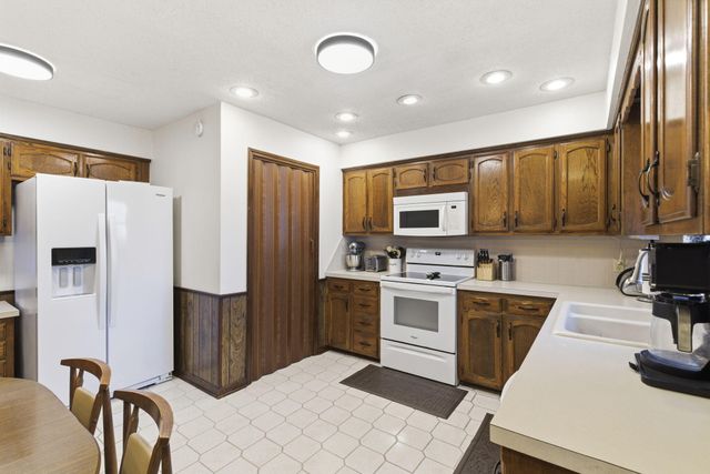 1345 E Woodgate Street, Springfield, MO 65804