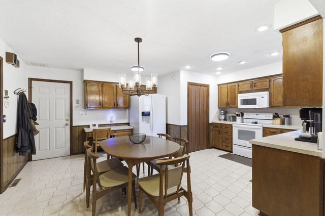 1345 E Woodgate Street, Springfield, MO 65804