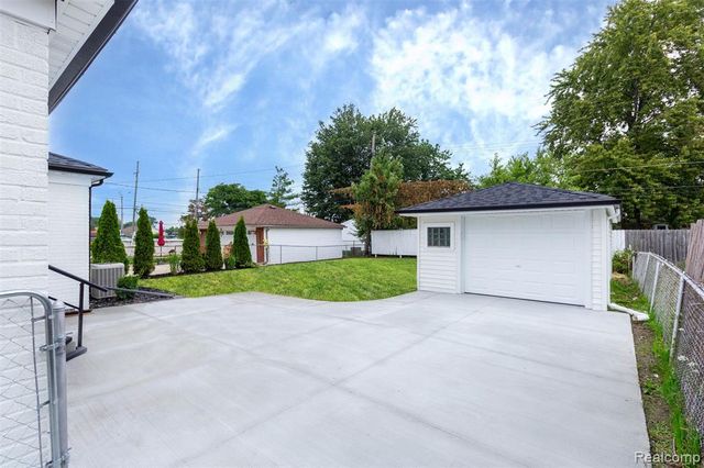 22707 Playview Street, Saint Clair Shores, MI 48082