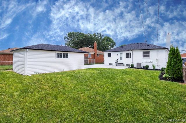 22707 Playview Street, Saint Clair Shores, MI 48082