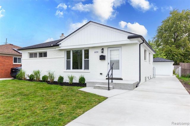 22707 Playview Street, Saint Clair Shores, MI 48082