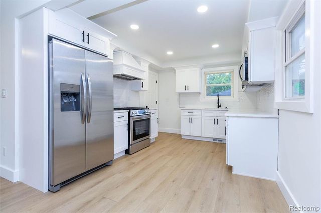 22707 Playview Street, Saint Clair Shores, MI 48082