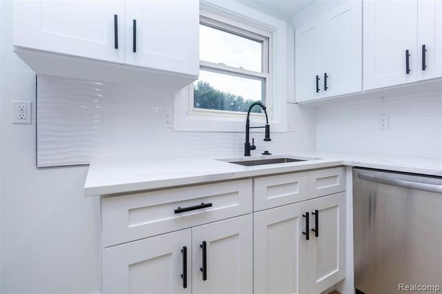 22707 Playview Street, Saint Clair Shores, MI 48082