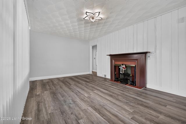 1906 Lampter St, Louisville, KY 40216