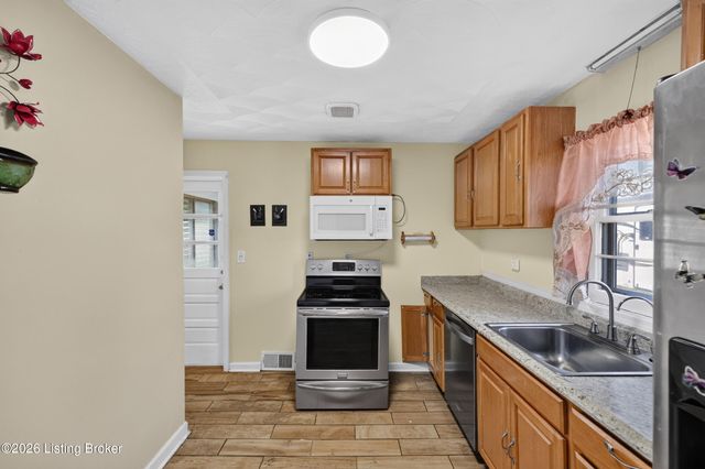 1906 Lampter St, Louisville, KY 40216