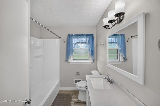 1906 Lampter St, Louisville, KY 40216
