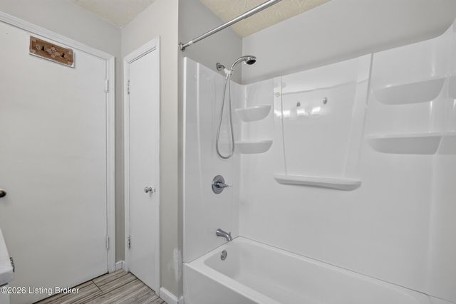 1906 Lampter St, Louisville, KY 40216
