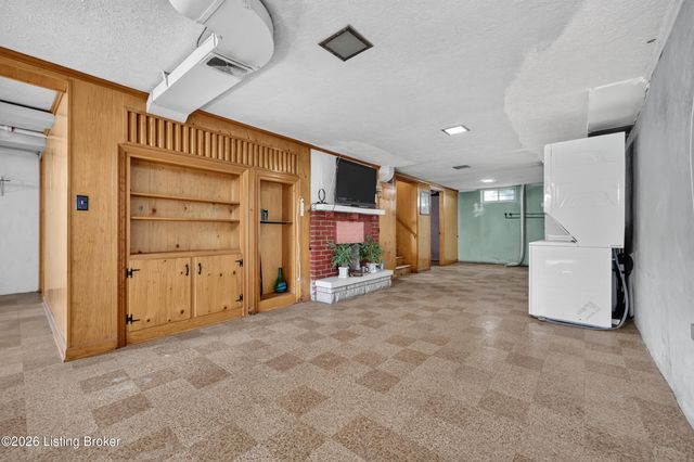 1906 Lampter St, Louisville, KY 40216