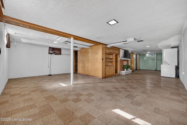 1906 Lampter St, Louisville, KY 40216