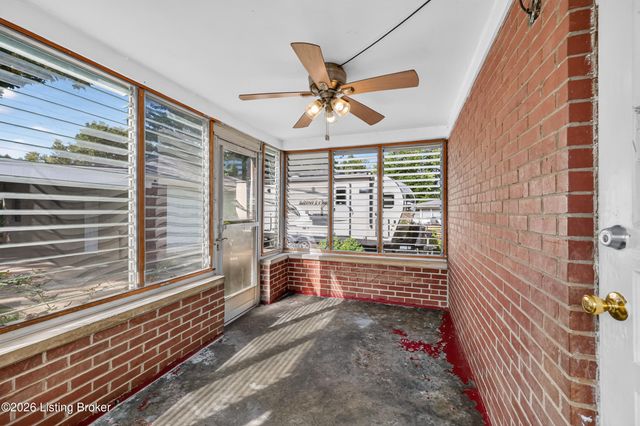 1906 Lampter St, Louisville, KY 40216