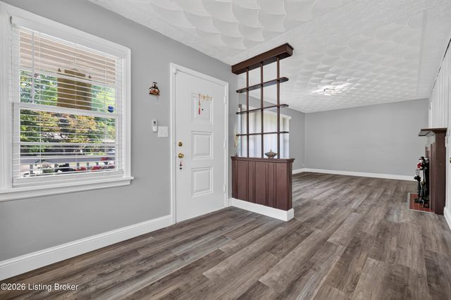 1906 Lampter St, Louisville, KY 40216