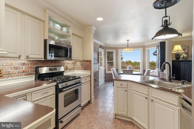 5 JON DR, Barnegat, NJ 08005