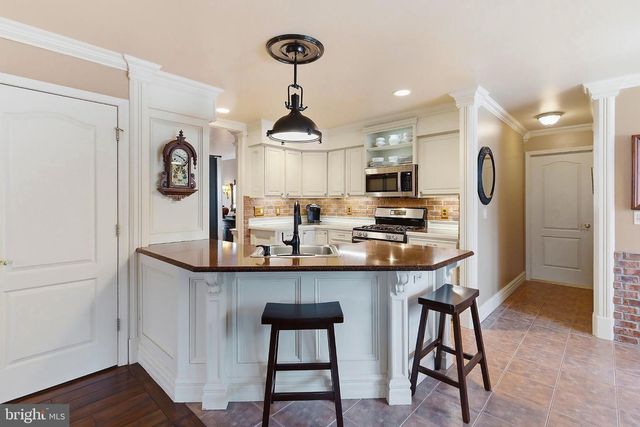 5 JON DR, Barnegat, NJ 08005