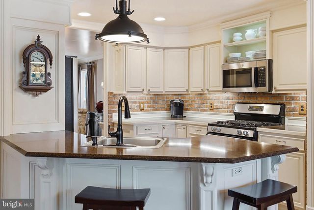 5 JON DR, Barnegat, NJ 08005