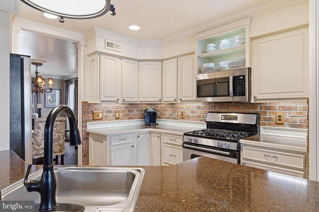 5 JON DR, Barnegat, NJ 08005