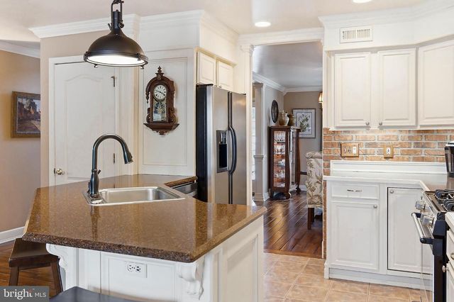 5 JON DR, Barnegat, NJ 08005