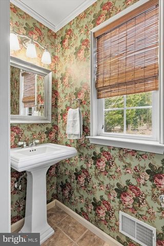 5 JON DR, Barnegat, NJ 08005