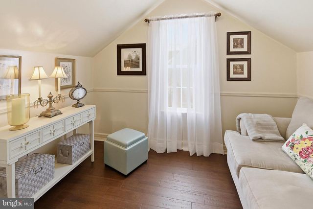 5 JON DR, Barnegat, NJ 08005