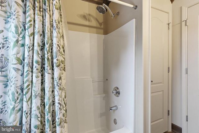 5 JON DR, Barnegat, NJ 08005